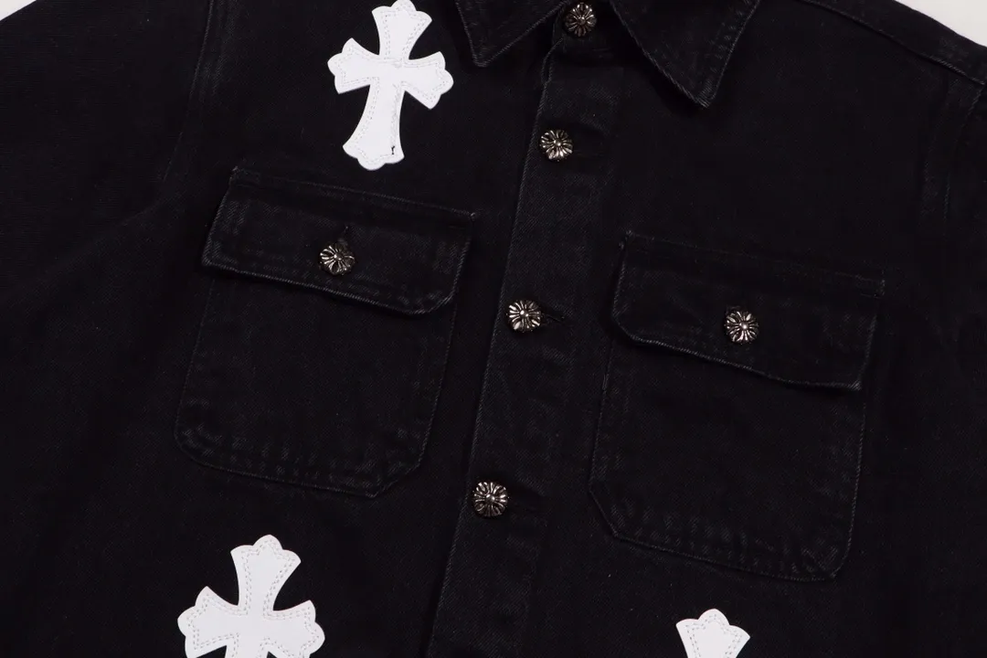 P270 model number: H343 Chrome Hearts leather cross patchwork embroidered shirt jacket! OS version can be worn by both men and women! The fabric is made of twill gauze cotton fabric! The texture is clear and smooth, not easy to wrinkle or fade! The embroidery process is complex and repetitive. There are more than 20 leather labels. It takes 6 repeated embroideries to complete the back body. ✅The requirements for the embroidery machine are very strict, and the distance is 45 cm! It won’t work if the spacing is too big, and it won’t work if it’s too small! We make clothes with care, and every detail must be restored one to one! The hardware is all carved and cast, and they are all genuine from the original factory! This piece of clothing consumes a lot of material, with more than 3 meters of material used for one piece of clothing! After the garment is made, it needs to be fixed at high temperature, washed at a water temperature of more than 70 degrees, and softened by adding softener to make the upper body softer and smoother! There is a flap on the sleeve that can be stored into short sleeves! Make it fit that understanding ⚠️ Color: Black Size: S-XL